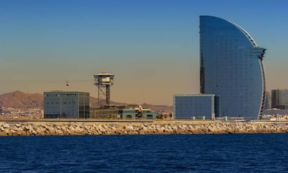 El Nou Passeig del Trencaones, con el hotel W Barcelona y el teleférico de Montjuïc, en la catapital catalana.