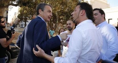 El expresidente José Luis Rodríguez Zapatero con el colectivo alicantino de Lesbianas, Gais, Transexuales y Bisexuales.