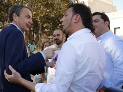 El expresidente Jos&eacute; Luis Rodr&iacute;guez Zapatero con el colectivo alicantino de Lesbianas, Gais, Transexuales y Bisexuales.