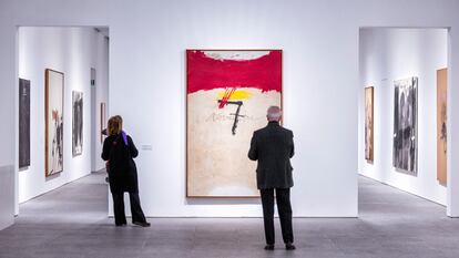 Vista de la exposición dedicada a Antoni Tàpies en el museo Reina Sofía, este martes. En el centro, el cuadro '7 de noviembre' (1976), prestado por el Parlament, que rememora la reunión constituyente de la Asamblea de Cataluña que se celebró en Barcelona el 7 de noviembre de 1971.