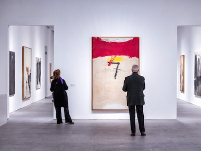 Vista de la exposición dedicada a Antoni Tàpies en el museo Reina Sofía, este martes. En el centro, el cuadro '7 de noviembre' (1976), prestado por el Parlament, que rememora la reunión constituyente de la Asamblea de Cataluña que se celebró en Barcelona el 7 de noviembre de 1971.