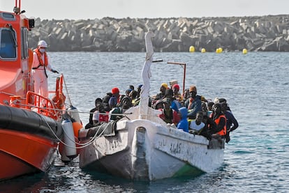 Un cayuco con 108 inmigrantes es trasladado por una embarcación de Salvamento Marítimo hacia el puerto de La Restinga, en El Hierro, el pasado 2 de febrero.