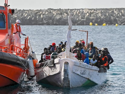 Un cayuco con 108 inmigrantes es trasladado por una embarcación de Salvamento Marítimo hacia el puerto de La Restinga, en El Hierro, el pasado 2 de febrero.