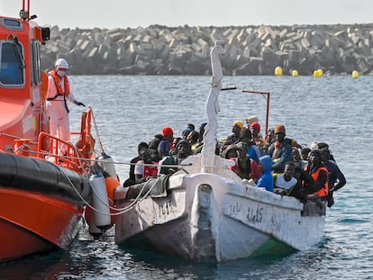 Migrantes rescatados por una embarcación de Salvamento Marítimo, en aguas cercanas a El Hierro, el lunes.