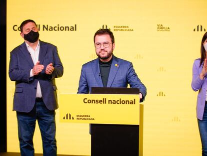 El candidato de ERC a la Presidencia de la Generalitat, Pere Aragonès, acompañado del líder del partido, Oriol Junqueras, y la secretaria general adjunta y portavoz, Marta Vilalta.