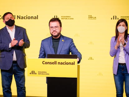 El candidato de ERC a la Presidencia de la Generalitat, Pere Aragonès, acompañado del líder del partido, Oriol Junqueras, y la secretaria general adjunta y portavoz, Marta Vilalta.