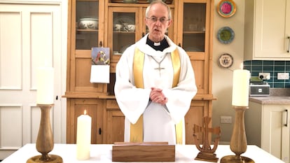 El arzobispo de Canterbury, Justin Welby, imparte una homilía desde la cocina de su residencia, el pasado abril, en Londres.
