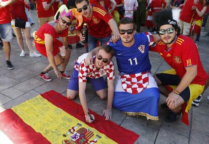 Aficionados españoles y croatas en las calles de Burdeos.