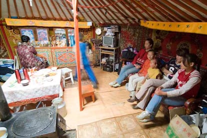 Interior de la yurta de Oyunbileg, un nómada cuyos hijos han decidido continuar con esa vida gracias a la posibilidad de tener una vida similar a la de la ciudad.