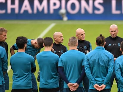 Zidane da una charla a sus jugadores antes del partido de ida de semifinales de la Champions contra el Bayern.