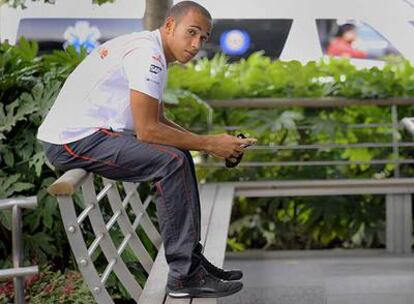 Lewis Hamilton, en el circuito de Shanghai durante un descanso.