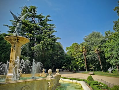 La fuente De la Fama se rodea de cedros y de palmeras del Himalaya.