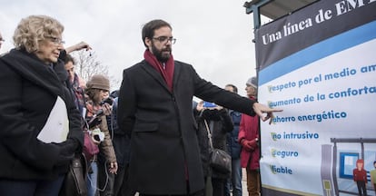 El gerente de la EMT con la alcaldesa Manuela Carmena. 