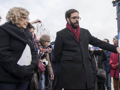 El gerente de la EMT con la alcaldesa Manuela Carmena. 