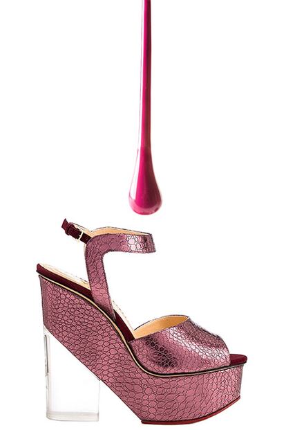 4. ESCULTURAL. Las plataformas ganan altura y el tacón se convierte en una declaración artística. En Dries Van Noten, Marni y Miu Miu lo trabajan como si fuera una auténtica escultura. CHARLOTTE OLYMPIA (c. p. v.). Le Vernis 330 de L'Oréal París (7,95 €).