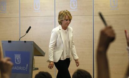 Esperanza Aguirre, en la rueda de prensa en la que anunció su dimisión como portavoz del PP en el Ayuntamiento de Madrid, en 2017.