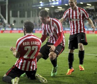 Futbolistas del Athletic celebran el gol de su triunfo en Eibar.