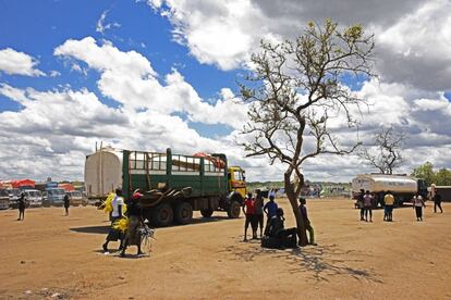 Un promedio de 2.000 personas cada día cruza las fronteras entre Sudán del Sur y Uganda, un país que acoge ya a 900.000 refugiados desde el vecino del norte.