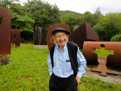 Agustín Ibarrola, junto a sus obras en su caserío de Oma en 2015.