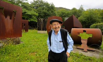 Agustín Ibarrola, junto a sus obras en su caserío de Oma en 2015.