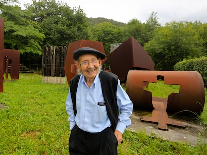 Agustín Ibarrola, junto a sus obras en su caserío de Oma en 2015.