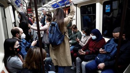 Viajeros en la línea 1 del Metro de Madrid la semana pasada.