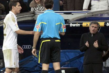 Mourinho se queja desde el banquillo por una decisión del colegiado.