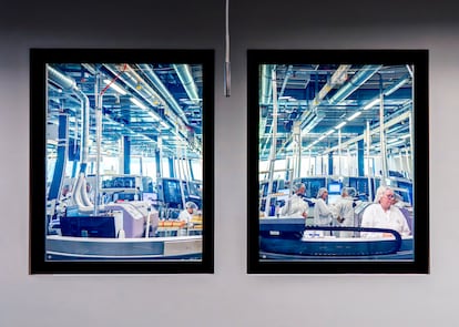 Vista de una de las salas de la manufactura de Swatch, donde se trabaja con Bioceramic, un material suave y resistente patentado por Swatch.