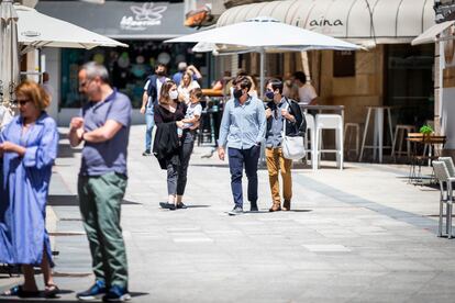 Varias personas en el paseo marítimo de la playa de Sanxenxo (Pontevedra), el 4 de junio.