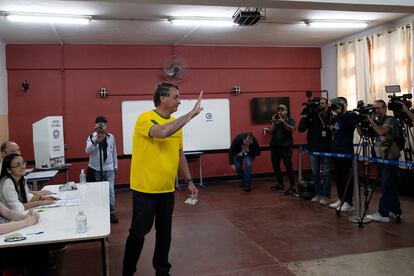 El presidente Bolsonaro saludó a la prensa al salir de la casilla electoral. Delante de la urna, puso otra vez en duda la transparencia de las elecciones, aunque de forma más sutil que durante la campaña, cuando atacó sin rodeos al Tribunal Superior Electoral y la seguridad de las urnas electrónicas. "Con elecciones limpias, que gane el mejor sin ningún problema", dijo Bolsonaro luego de emitir su voto. 