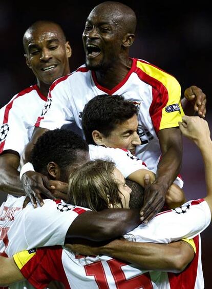 Jesús Navas, en el centro, recibe la felicitación de sus compañeros tras marcar el gol del Sevilla.