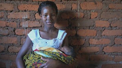 María vive en Kebanchabancha, un pueblo del norte de Tanzania; tiene 17 años y un bebé recién nacido.