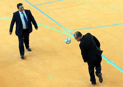 Manuel Montero (izquierda), y su sucesor como rector, Juan Ignacio Pérez, peloteraron en un campo del polideportivo durante los actos de inauguración.