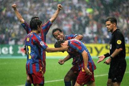 Los jugadores del Barcelona celebran el segundo gol.