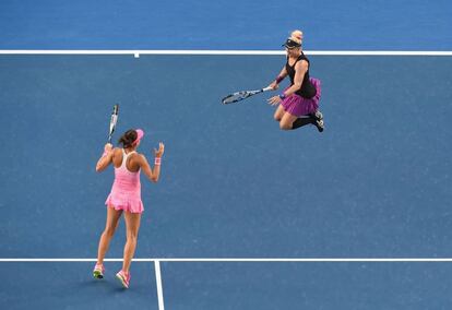 Victoria de la estadounidense Bethanie Mattek-Sands (derecha) y la checa Lucie Safarova en el partido de dobles femenino contra la taiwanesa Chan Yung-Jan y la china Zheng en el Open de Australia que se celebra en Melbourne.