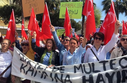 Vecinos de Dikili (Turqu&iacute;a) protestan contra la llegada de refugiados a su localidad. 