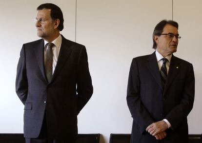 El presidente autonómico de Cataluña, Artur Mas, junto al presidente del Gobierno, Mariano Rajoy, durante la inauguración en la estación barcelonesa de Sants de la nueva línea de alta velocidad entre la capital catalana y Figueres.