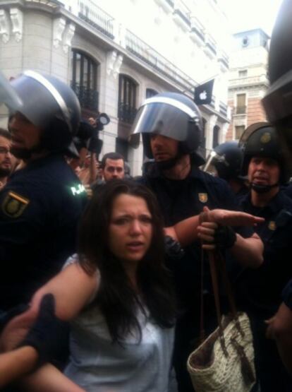 Una detenida durante la carga en la Puerta del Sol.