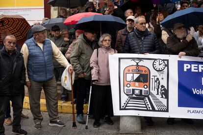 Protesta de usuarios del servicio de Rodalies (Cercanías) Renfe frente a la estación de trenes en protesta por el servicio que reciben. [ALBERT GARCIA] El País