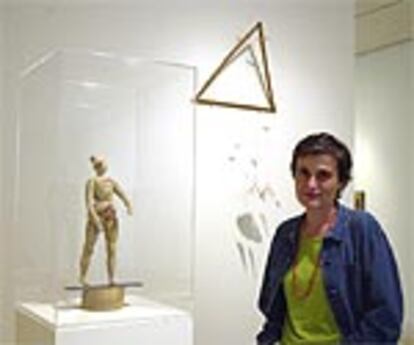 María Jesús Abad posa frente a 'Mujer de circo' (1953), obra de Ángel Ferrant.