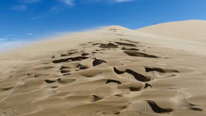 Dunas en la montaña Tian Shan de Kazajstán, cerca de la frontera con China