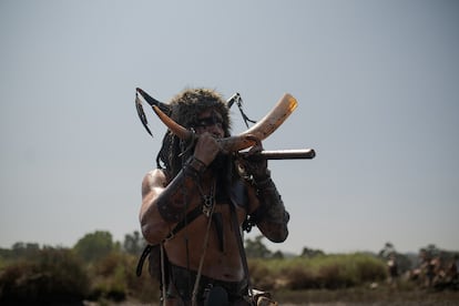 Un participante en la romera Vikinga de Catoira (Pontevedra). 