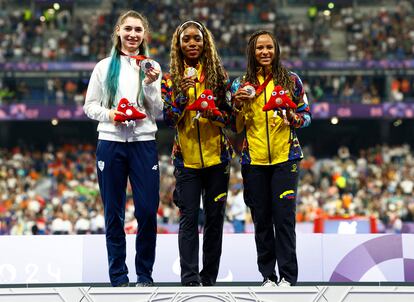 Palomeque Moreno en el podio durante la ceremonia de entrega de medallas con Lida Manthopoulou (plata), de Grecia, y Darian Jimenez Sanchez (bronce) de Colombia.