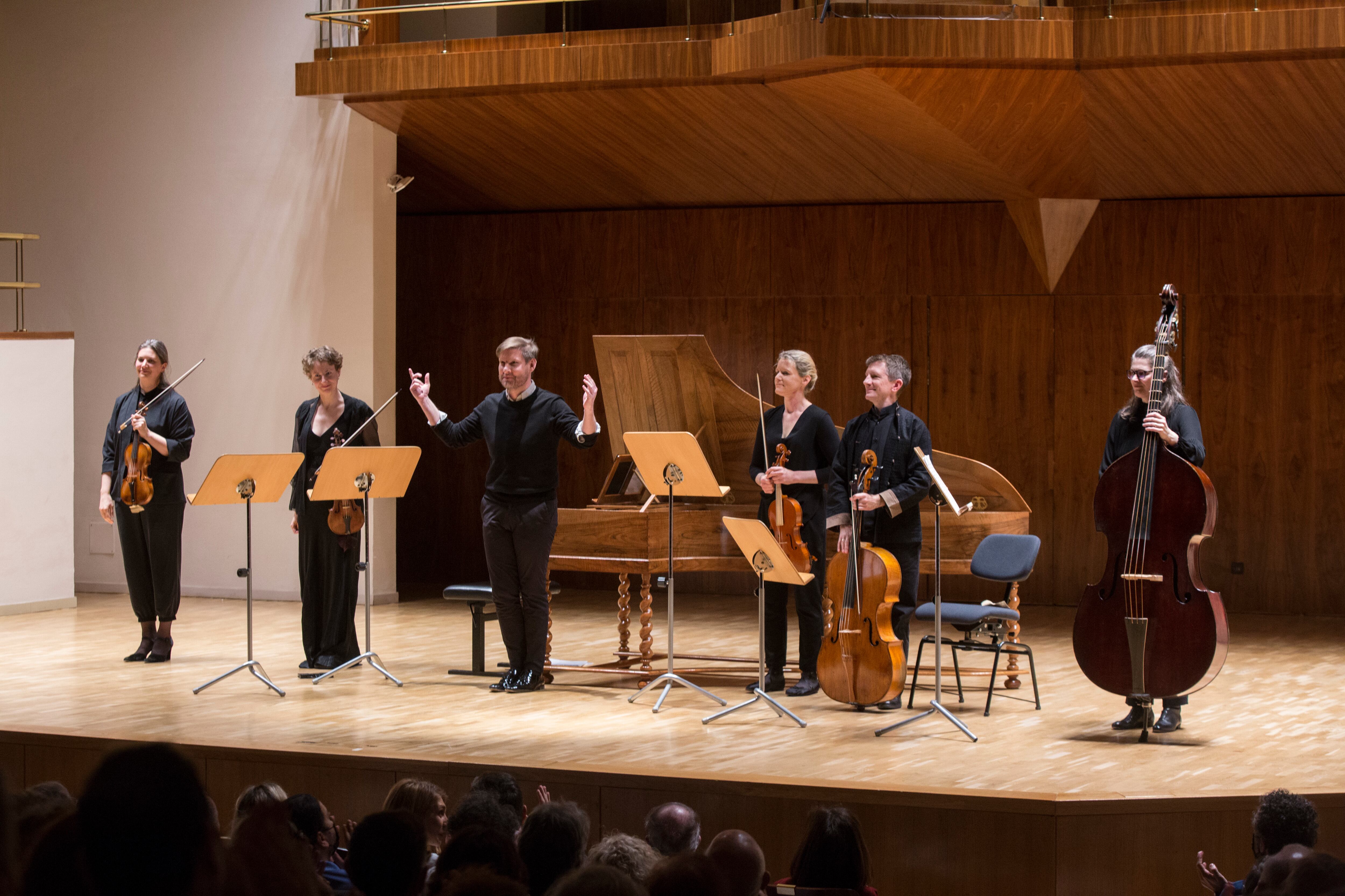 Aplausos finales para los seis instrumentistas al final de un concierto excepcional.