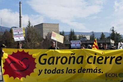Concentración de ecologistas en las puertas de Garoña en agosto.