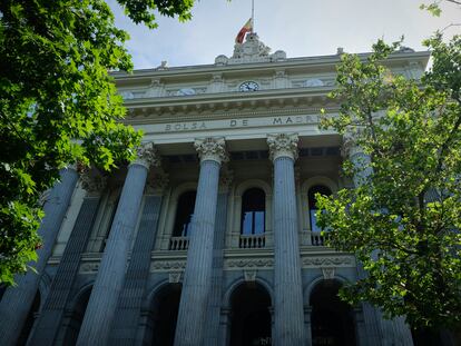 Fachada del edificio de la Bolsa de Madrid.