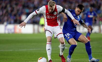 Arambarri y Van de Beek luchan por el balón.