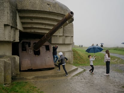 Posiciones de defensa con cañones construidas por los nazis para defenderse de un posible ataque marítimo en el pueblo de Longues-sur-mer.