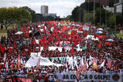 Manifestantes contrários ao impeachment em Brasília, hoje à tarde. Fotos: 