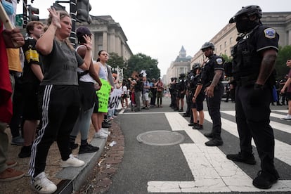 Manifestantes y policías, este sábado en Washington.
